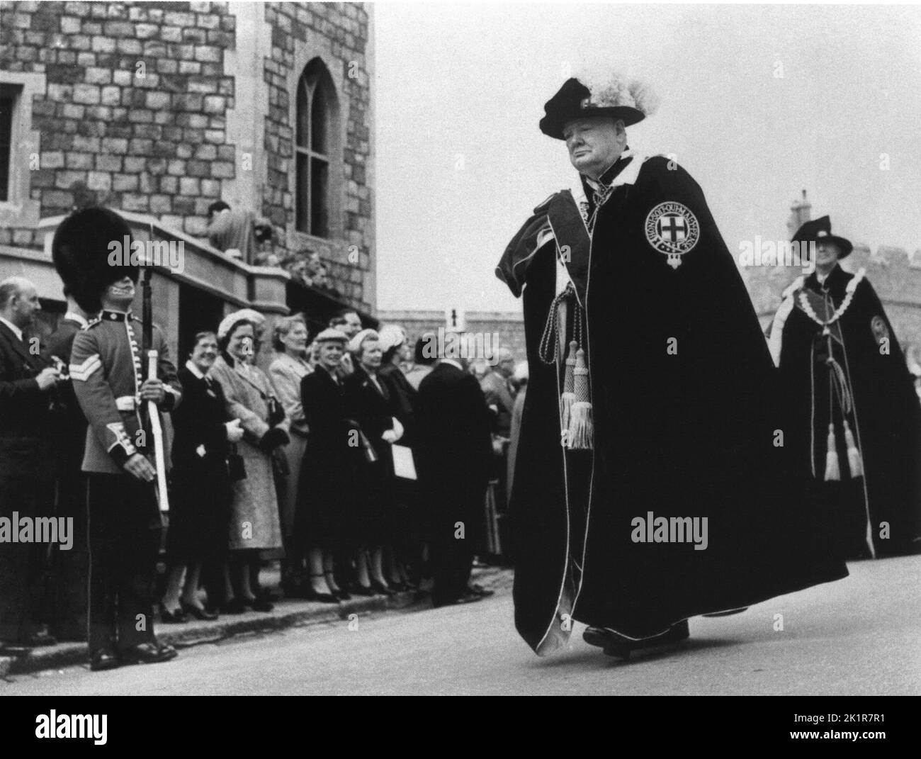 Winston Churchill in seinen Roben als Ritter des Gewändes bei der Trauerfeier, St. George's Chapel, Windsor. 1954 Stockfoto