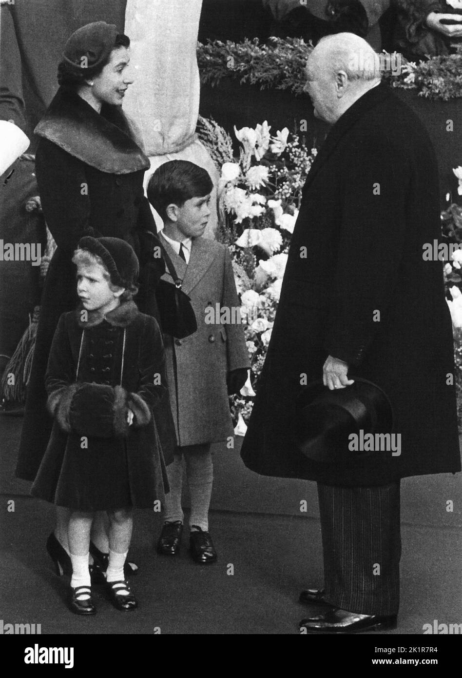 Winston Churchill mit H. M.The Queen und ihren Kindern Prinz Charles und Prinzessin Anne. London 1954 Stockfoto