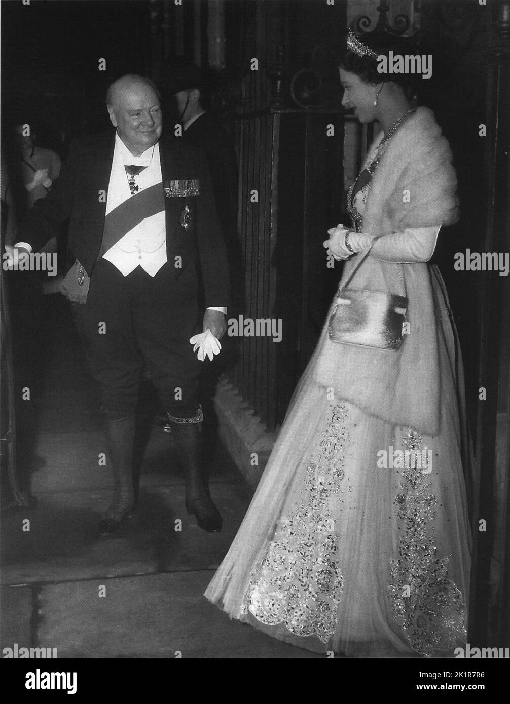Winston Churchill begrüßt Königin Elizabeth II. Anlässlich seiner Pensionsparty in der Downing Street 10. 1955 Stockfoto