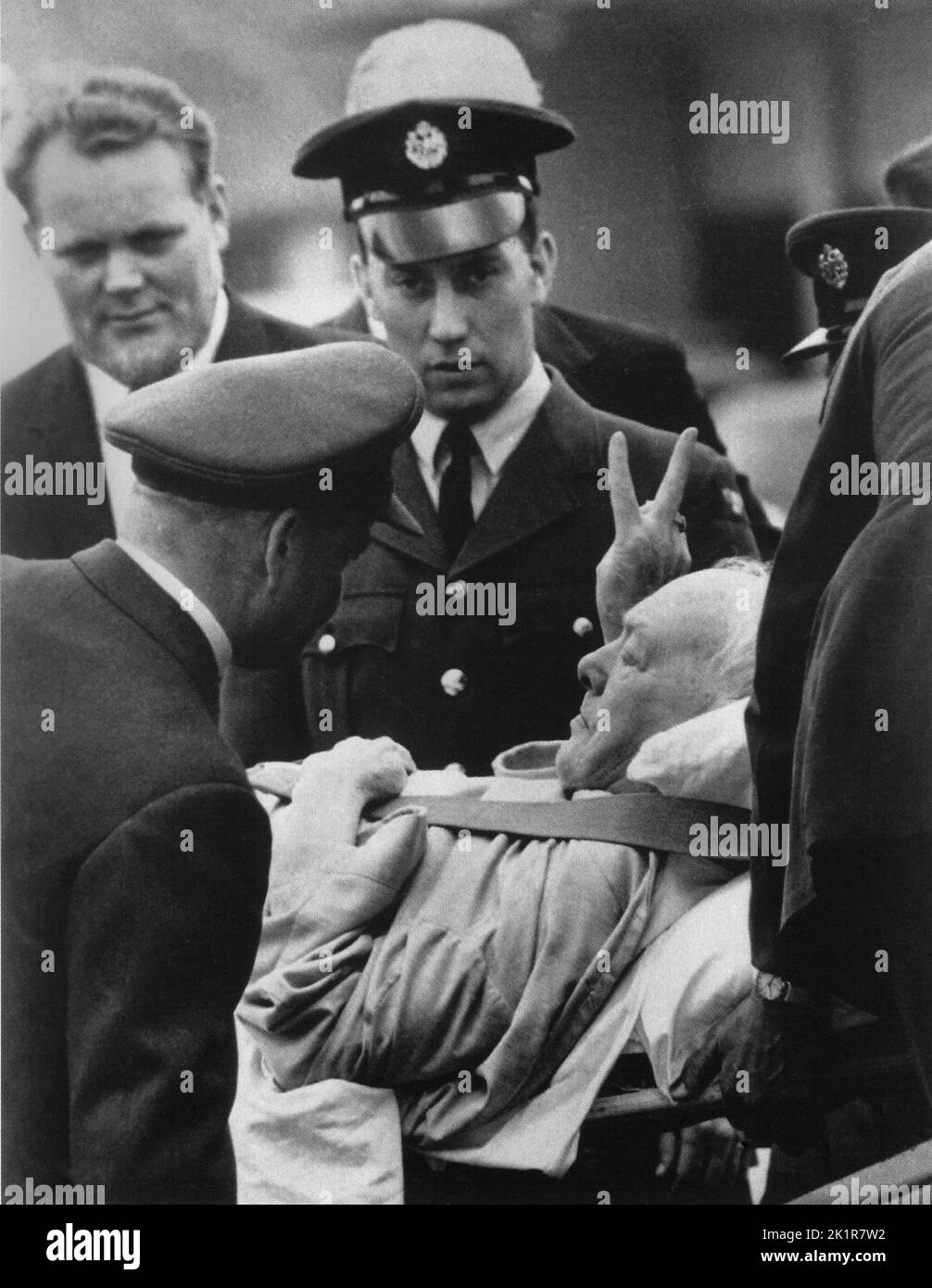 Winston Churchill kommt im Middlesex Hospital an, nachdem er sein Bein in Monte Carlo gebrochen hatte. 1962 Stockfoto