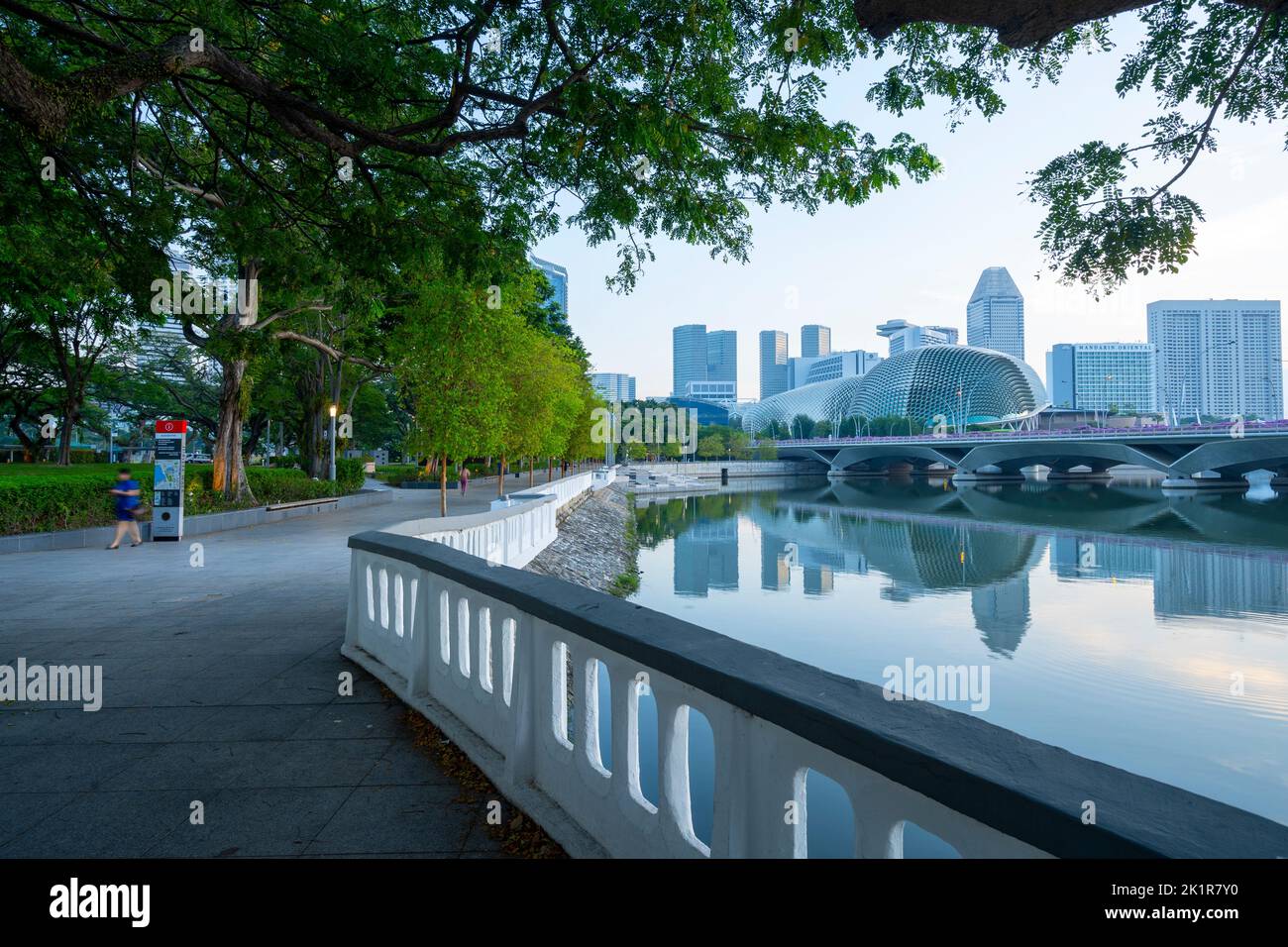 Queen Elizabeth Walk mit Skyline und Esplanade Theatern im Hintergrund. Marina Bay, Singapur Stockfoto