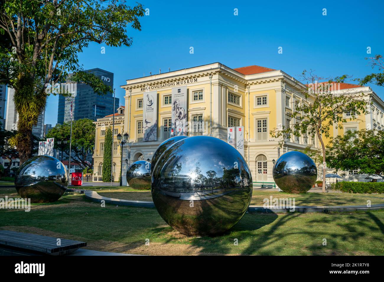 Mirror Balls Kunstinstallation im Asian Civilizations Museum Green am Ufer des Singapore River. Singapur Stockfoto