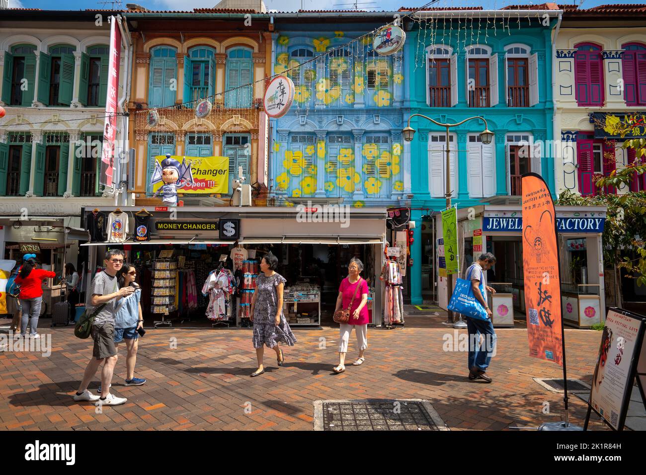 Einheimische und Touristen einkaufen an Straßenständen auf der Pagoda Street, Chinatown Singapur Stockfoto