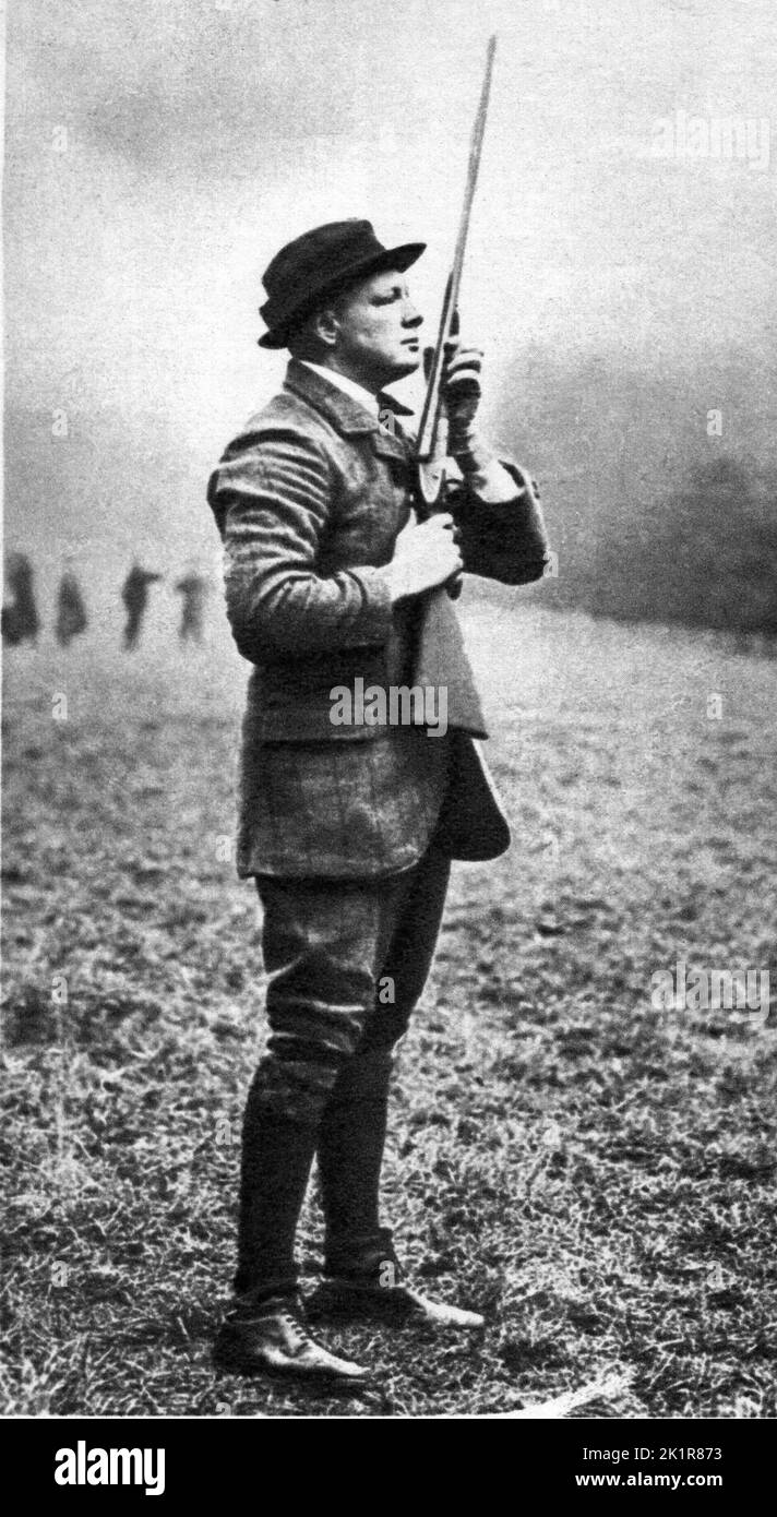 Winston Churchill schießt auf einen Fohne. 1910 Stockfoto