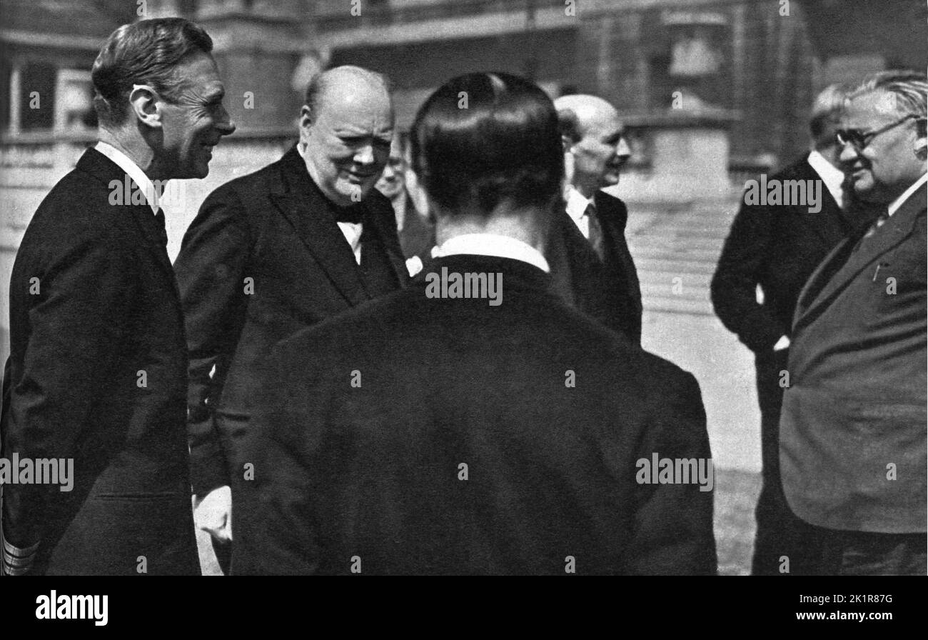 Winston Churchill mit H.M. dem König, Clement Attlee und Ernest Bevin.. London 1945. Stockfoto
