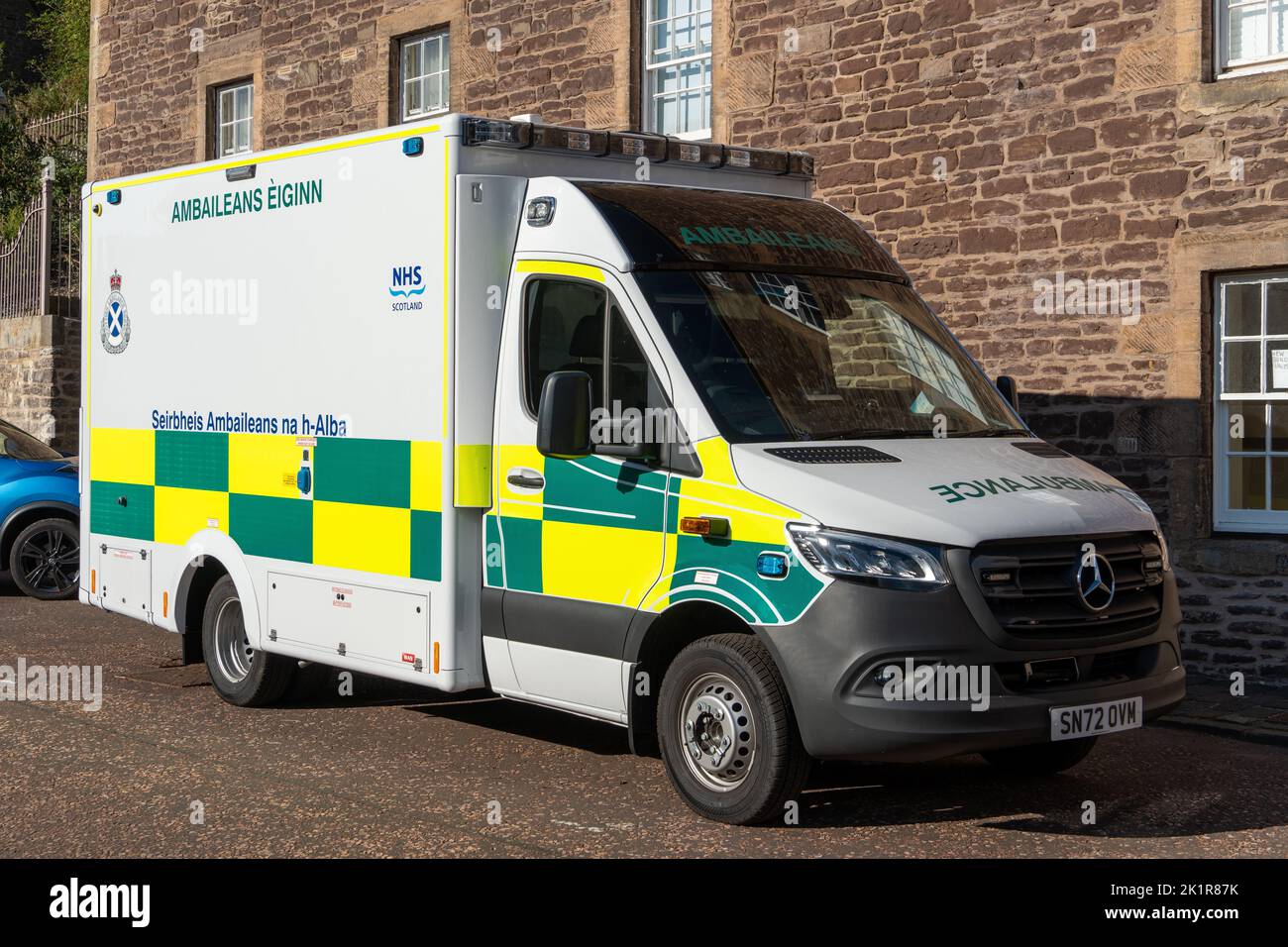 Ein Krankenwagen mit Text in englischer und schottischer gälischer Sprache in Schottland, Großbritannien Stockfoto