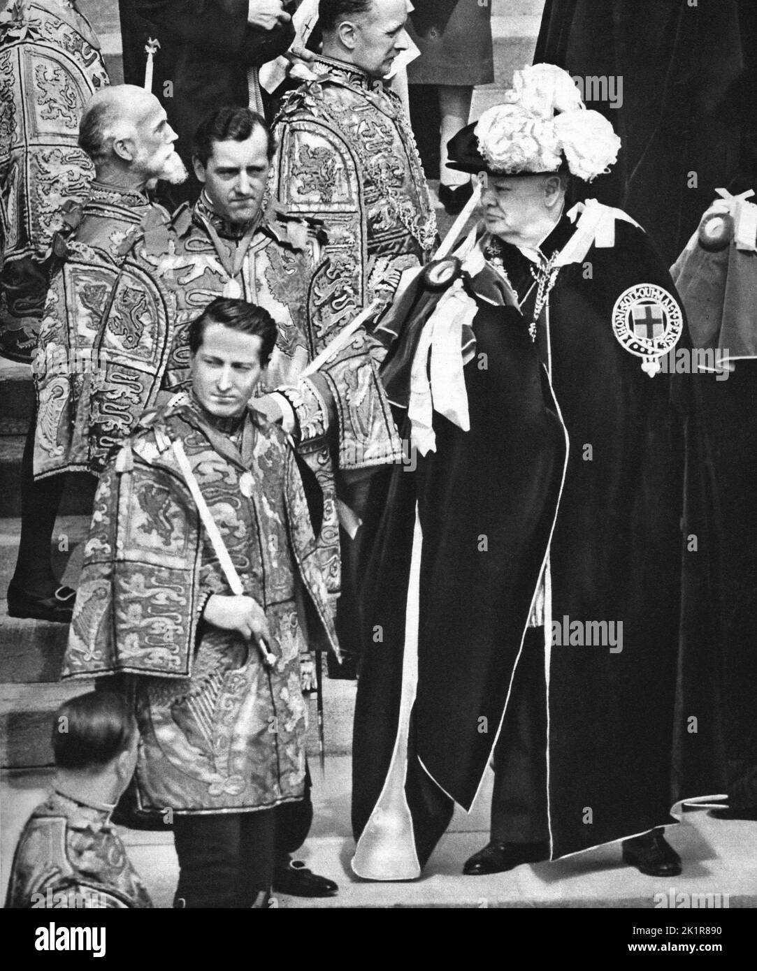Winston Churchill verließ die St. George's Chapel, Windsor, nach der Zeremonie, in der er die Ritterschaft des Gewanters erhielt. April 1953 Stockfoto