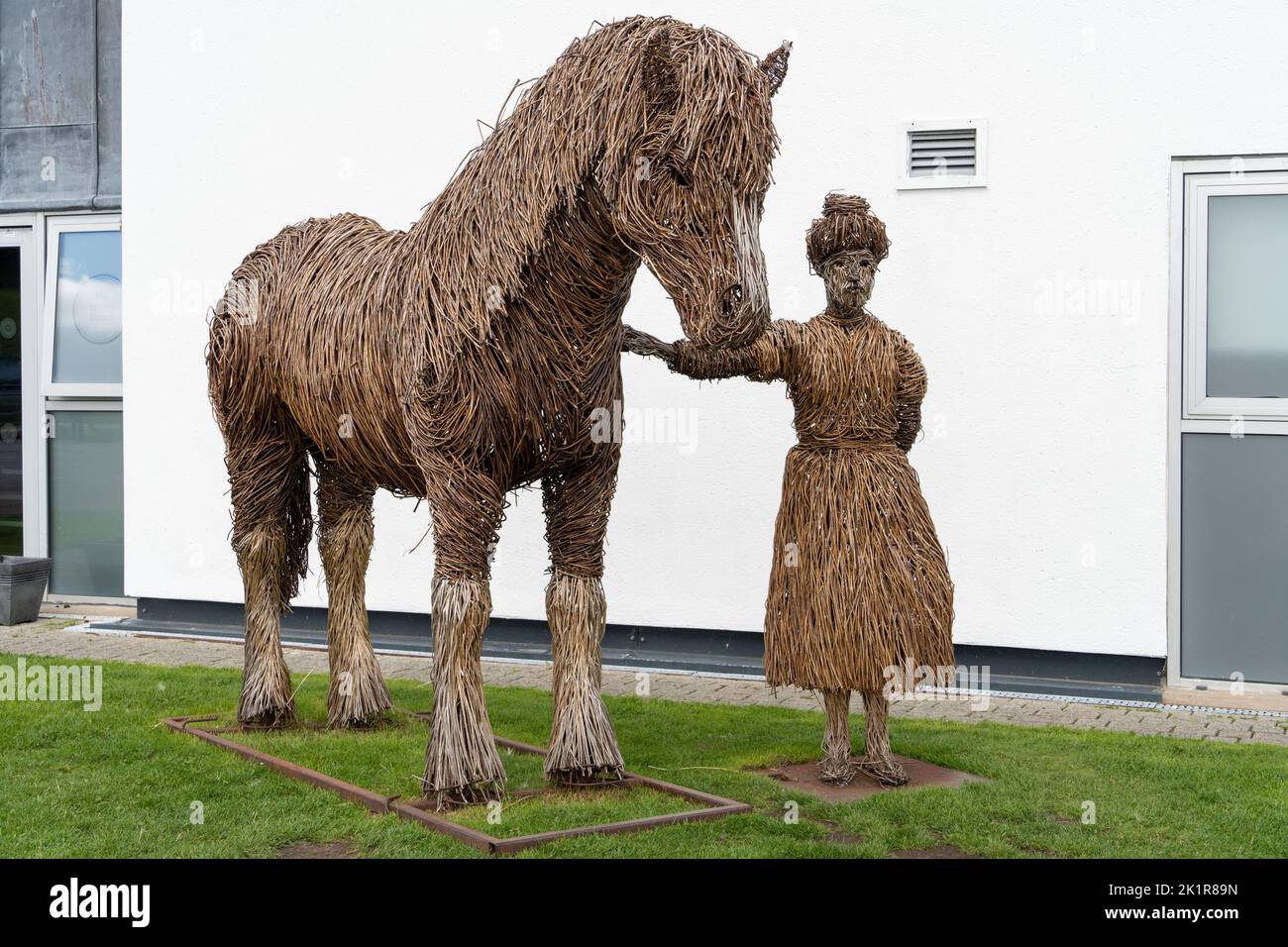 Willow Skulptur eines arbeitenden Pferdes und Kanalarbeiters im Falkirk Wheel Besucherzentrum in Falkirk, Schottland, Großbritannien. Stockfoto