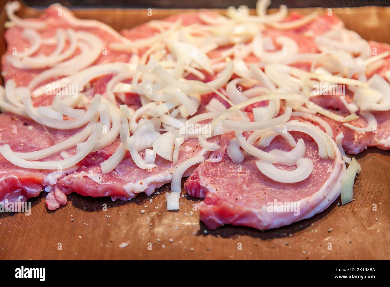 Schweinekragen-Kotelett, Rohe Schweinelende, in Scheiben geschnitten ...