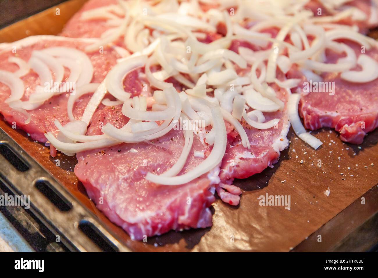Schweinekragen-Kotelett, Rohe Schweinelende, in Scheiben geschnitten ...