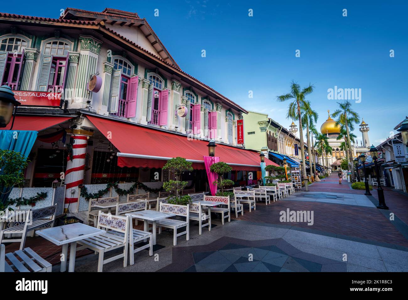 Farbenfrohe Hausdächer und Fassaden auf der Straße mit der Sultan-Moschee im Hintergrund. Kampong Gelam, Singapur Stockfoto