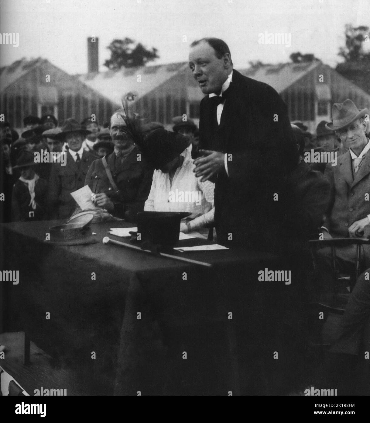 Winston Churchill spricht mit Munitionsarbeitern in einer Fabrik in Enfield. 1915 Stockfoto