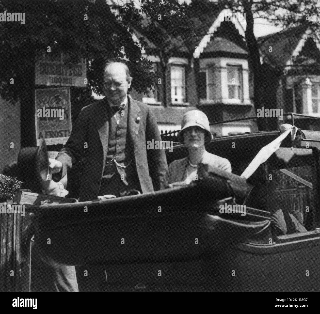 Winston Churchill legt mit seinen beiden Töchtern Sarah und Mary Ziegel in Chartwell. 1928 Stockfoto