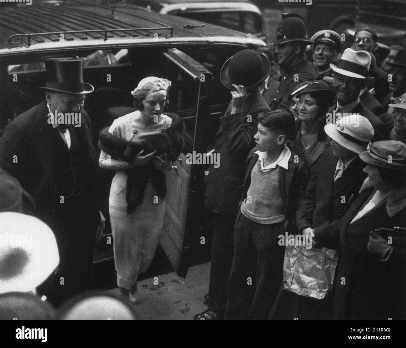 Winston Churchill mit seiner Tochter Diana bei ihrer Hochzeit mit Duncan Sandys. 1935 Stockfoto