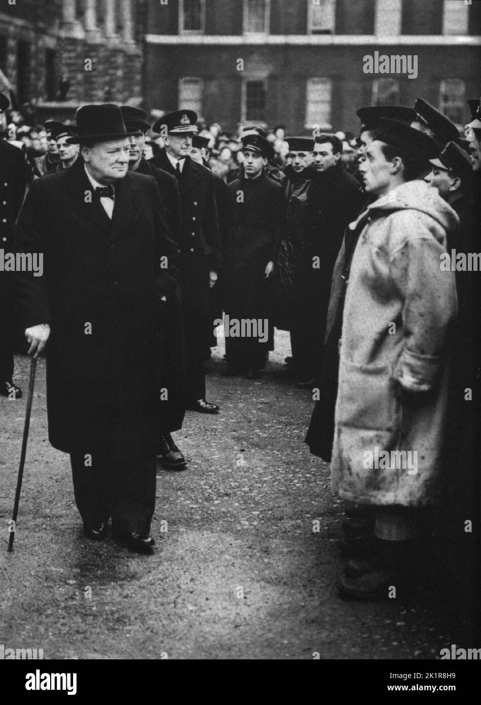 Winston Churchill inspiziert die Überlebenden des Sinkens von HMS Hardy in Narvik, Norwegen. 1940 Stockfoto