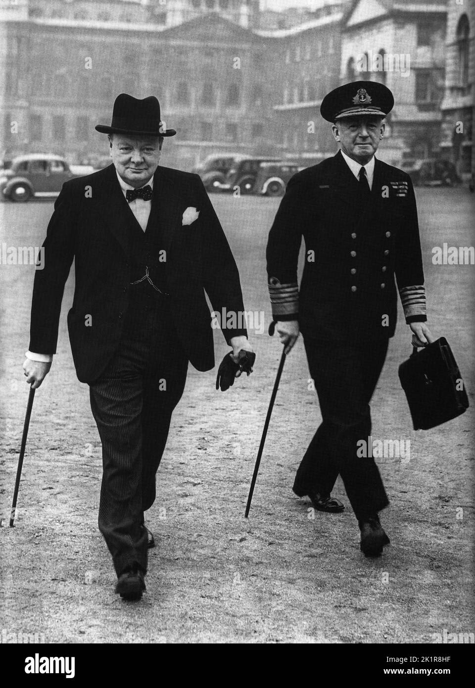 Winston Churchill mit 1. Sea Lord Admiral Sir Dudley Pound Stockfoto