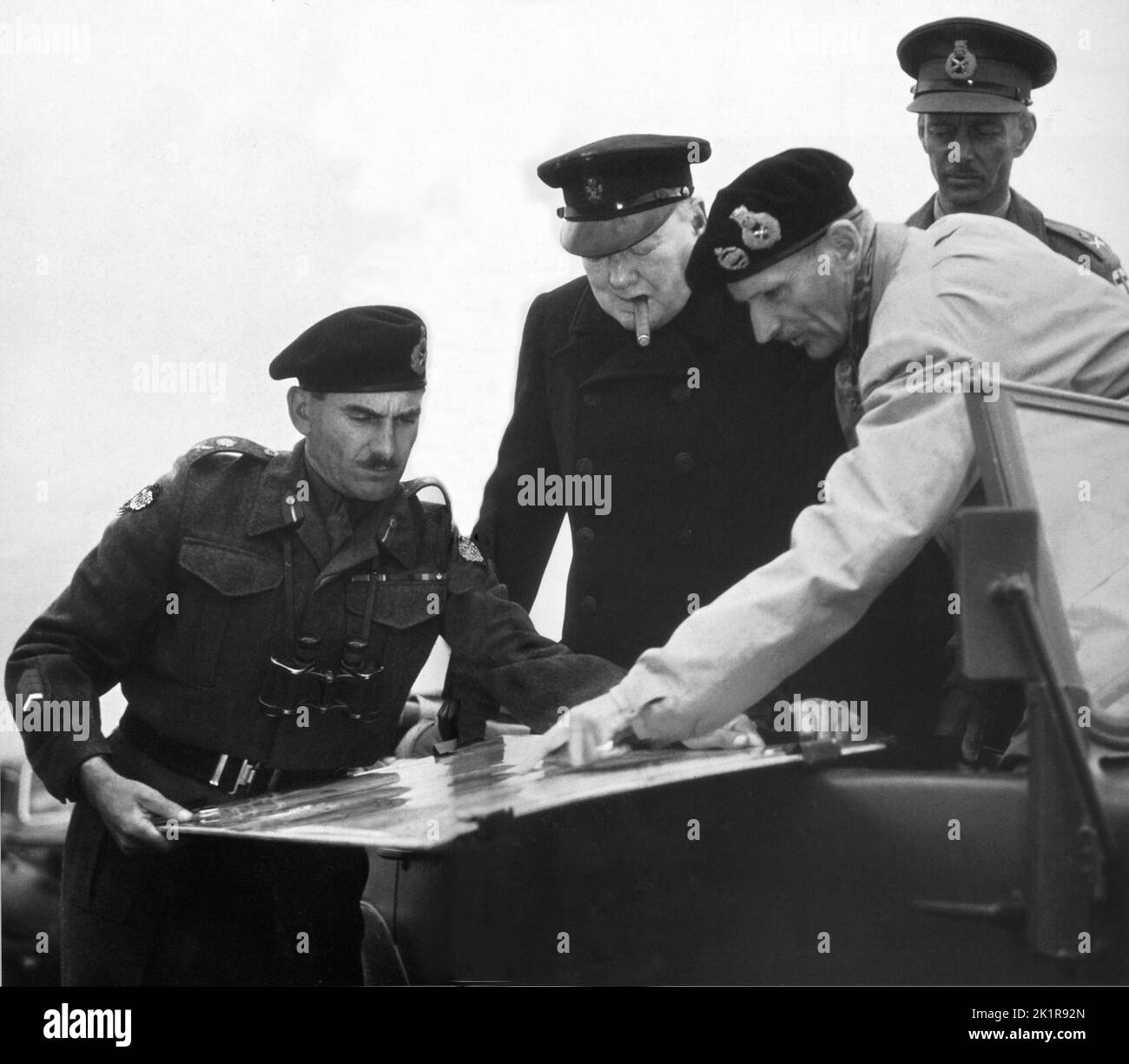 Winston Churchill mit L-R: Der kanadische LT. General Guy Simonds, General Montgomery und General Sir Mikles Dempsey. Normandie Juli 1944 Stockfoto