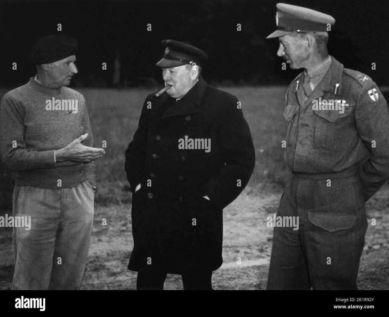 Winston Churchill mit General Bernard Montgomery und General Sir Miles Dempsey. Normandie. 22. Juli 1944 Stockfoto