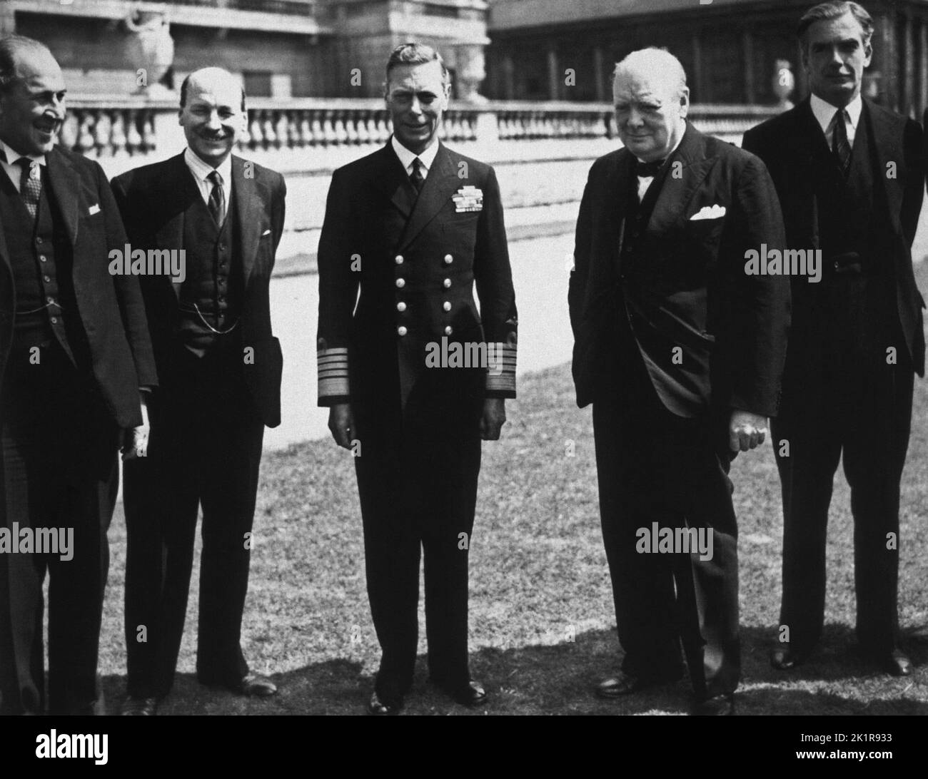Churchill im Buckingham Palace mit anderen Kriegsführern. L-R: Sir John Anderson, Clement Attlee, H.M. The King, WSC, Anthony Eden. August 1944. Stockfoto