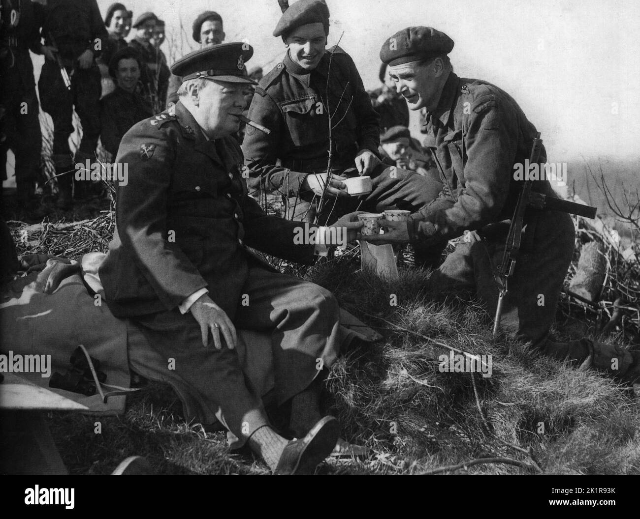 Winston Churchill teilt sich mit zwei britischen Soldaten eine Tasse Tee. Rheinland März 1945 Stockfoto