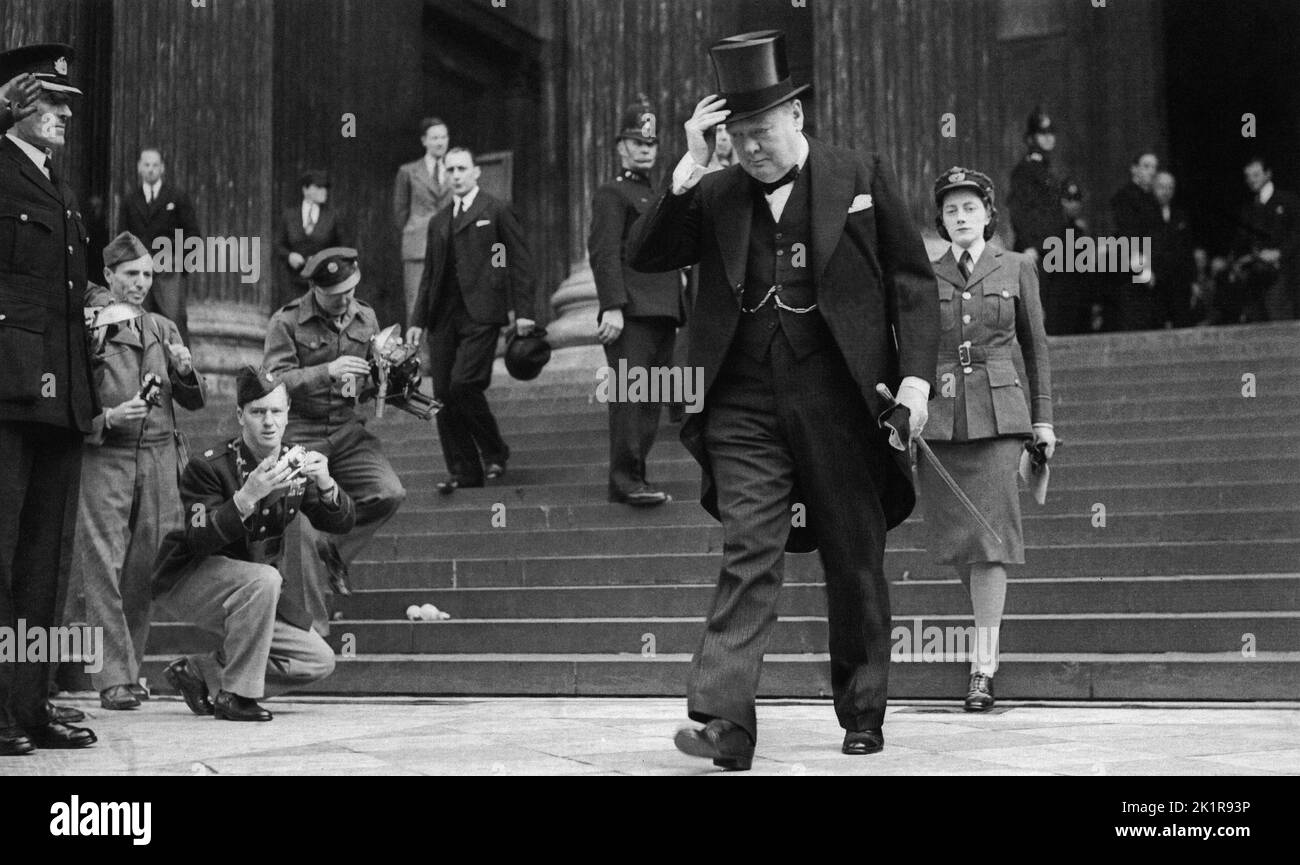 Winston Churchill und seine Tochter Sarah nahmen an der Gedenkfeier für Präsident Roosevelt Teil. St. Paul's Cathedral, April 1945 Stockfoto