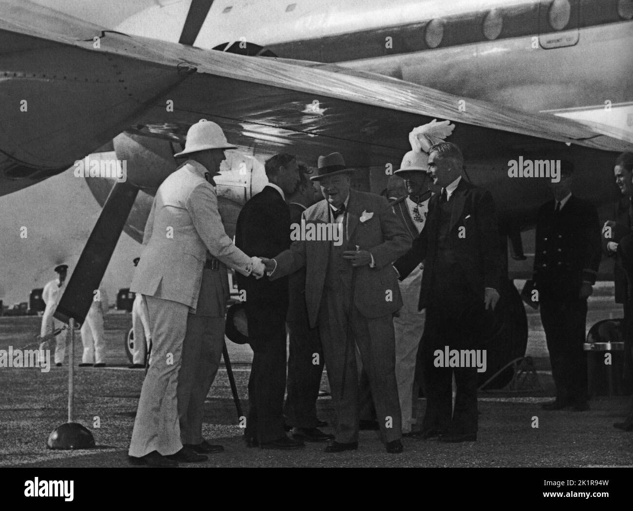 Winston Churchill kommt mit Anthony Eden zu Gesprächen mit den Amerikanern über das Verhältnis des Westens zur Sowjetunion am Dezember 1953 nach Bermuda Stockfoto