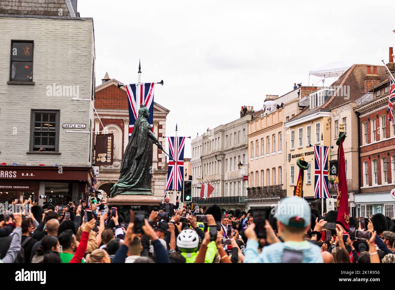 Eine Menschenmenge vor dem Schloss Windsor beobachtete die Kaisergarde, die nach der Beerdigung von Königin Elizabeth II. Herausmarschierte Stockfoto