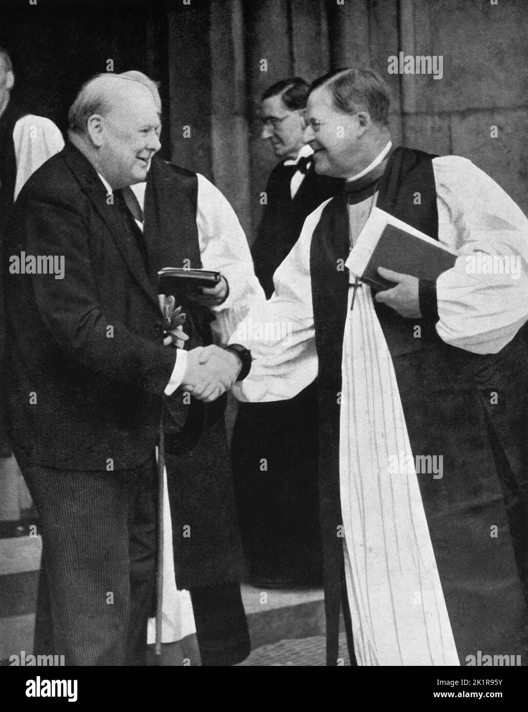 Winston Churchill schüttelt sich bei einem Tag des nationalen Gebets die Hände von Dr. Temple, Erzbischof von Canterbury. 3.. September 1942 Stockfoto