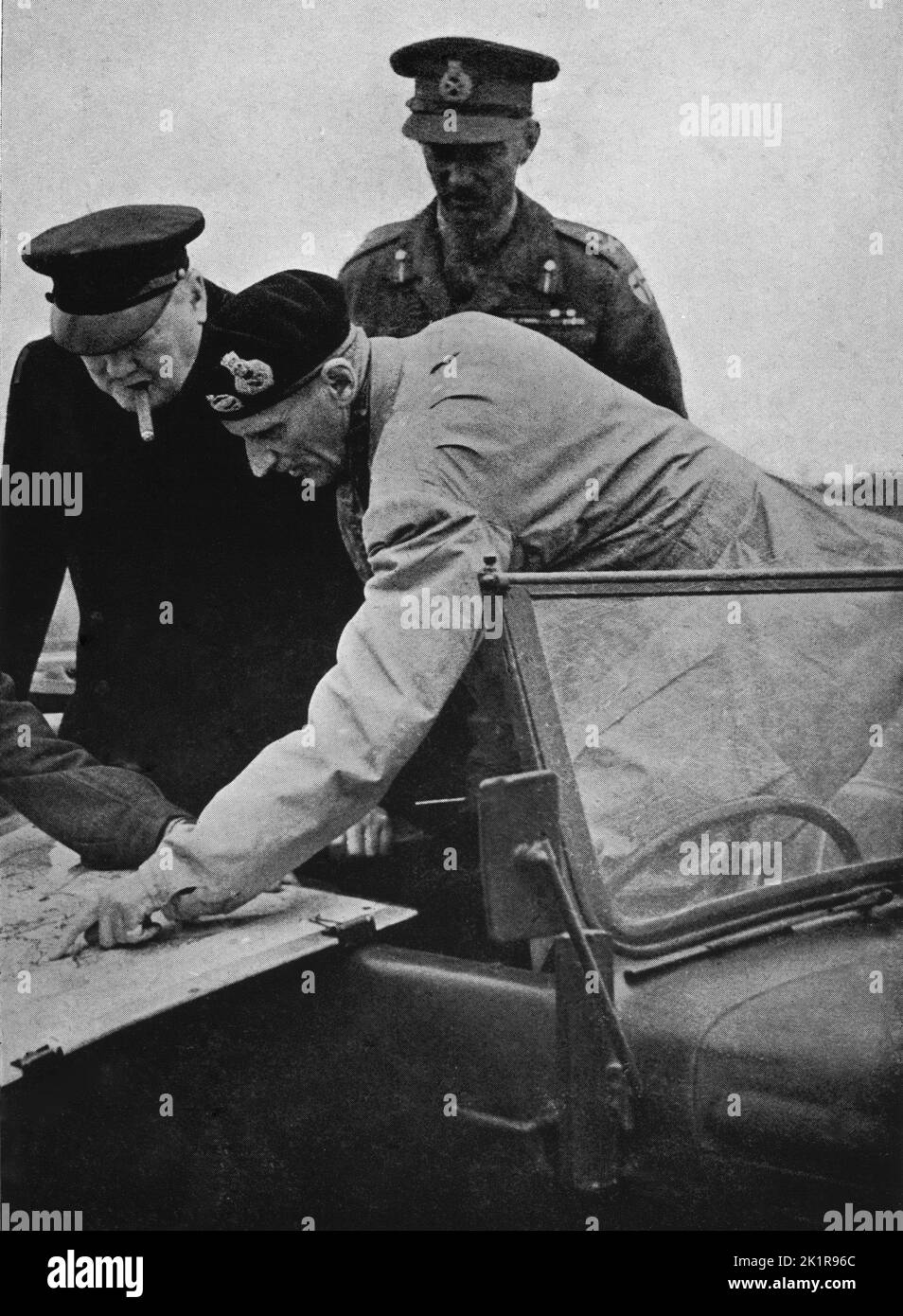 Churchill, Montgomery und Alexander Consulting Karte. Normandie Juni 1944 Stockfoto