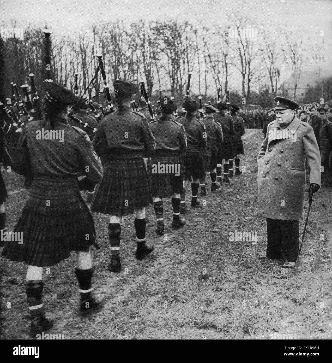 Winston Churchill überprüft schottische Truppen auf deutschem Boden. Januar 1945 Stockfoto