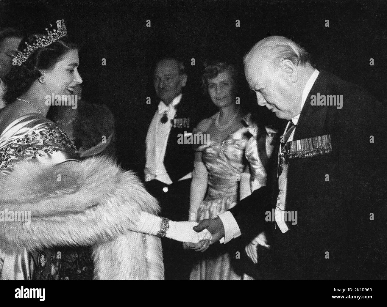 Winston Churchill wird von Königin Elizabeth II. Begrüßt. Sir Clement und Lady Atlee sehen auf. London 1955 Stockfoto