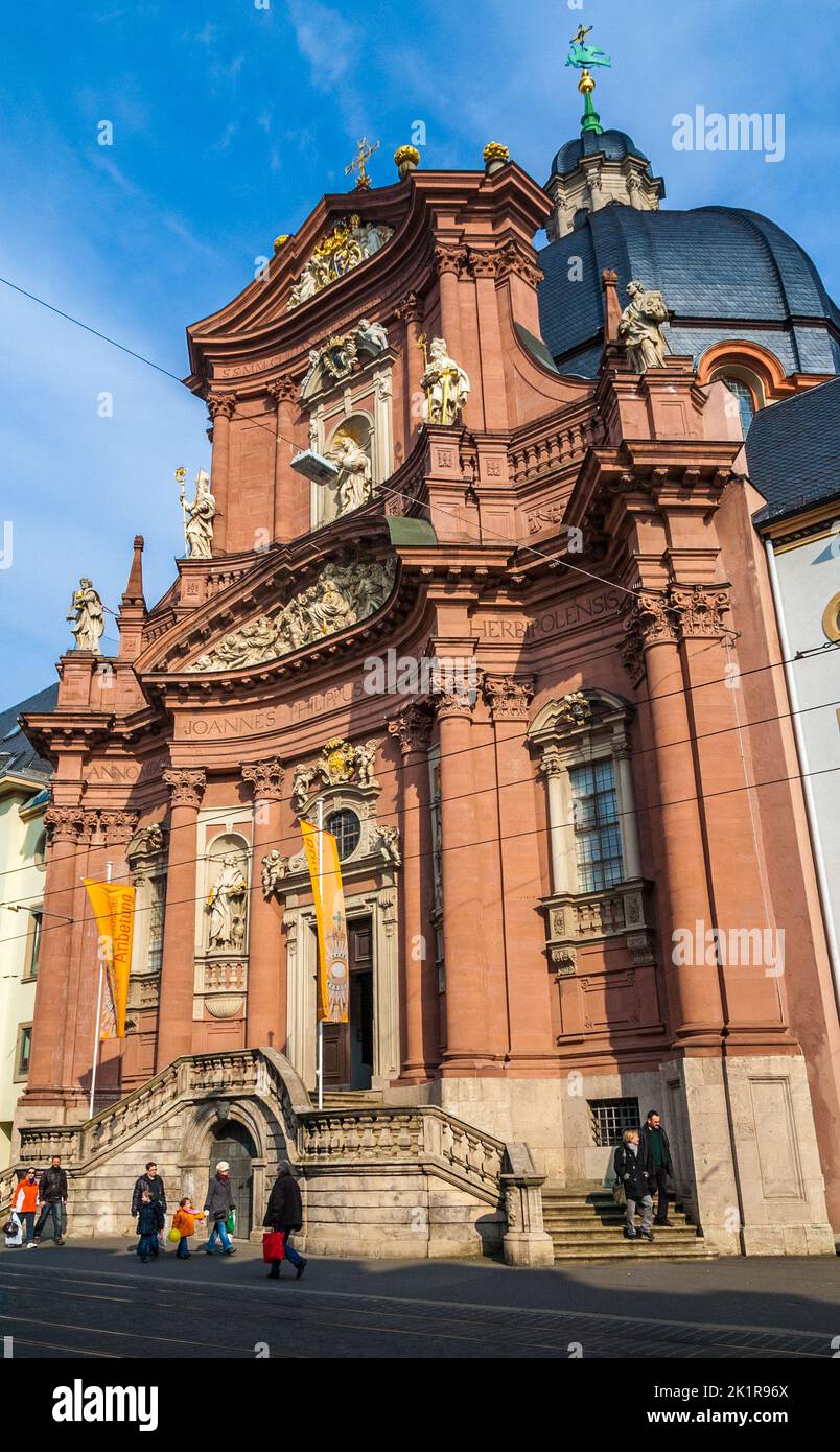 Schöne Sicht auf die Westfassade im Barockstil der berühmten Stiftskirche Neumünster mit der Kuppel dahinter. Die Kirche befindet sich in der Altstadt... Stockfoto