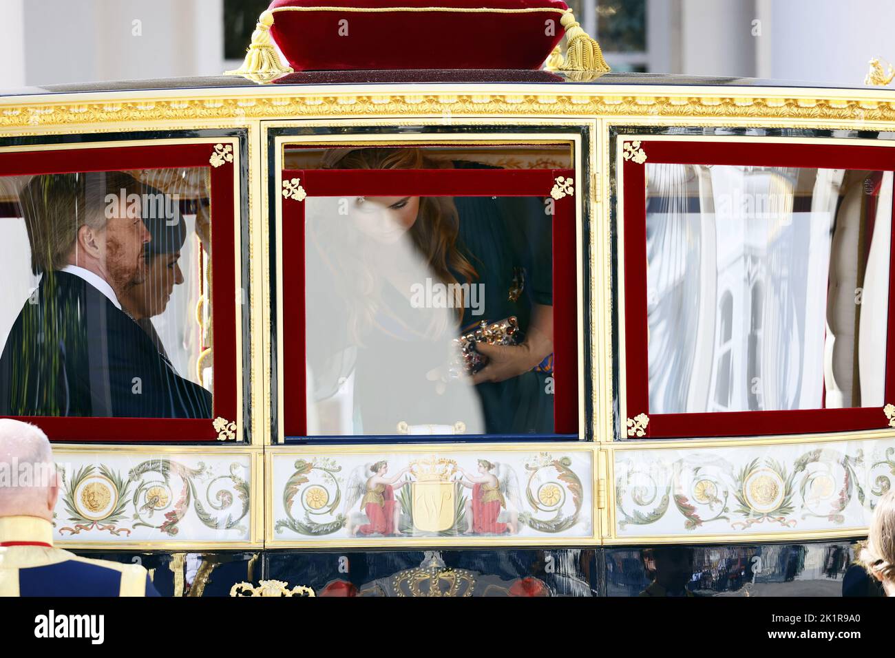 Den Haag, Niederlande. 20. September 2022. 2022-09-20 13:11:20 DEN HAAG - König Willem Alexander, Königin Maxima und Prinzessin Amalia beim Abflug der königlichen Prozession vom Noordeinde Palast zum Koninklijke Schouwburg. Aufgrund der Renovierung des Binnenhofs steht der Ridderzaal nicht zur Verfügung und die Rede vom Thron wird im Theater vorgelesen. Quelle: ANP/Alamy Live News Stockfoto