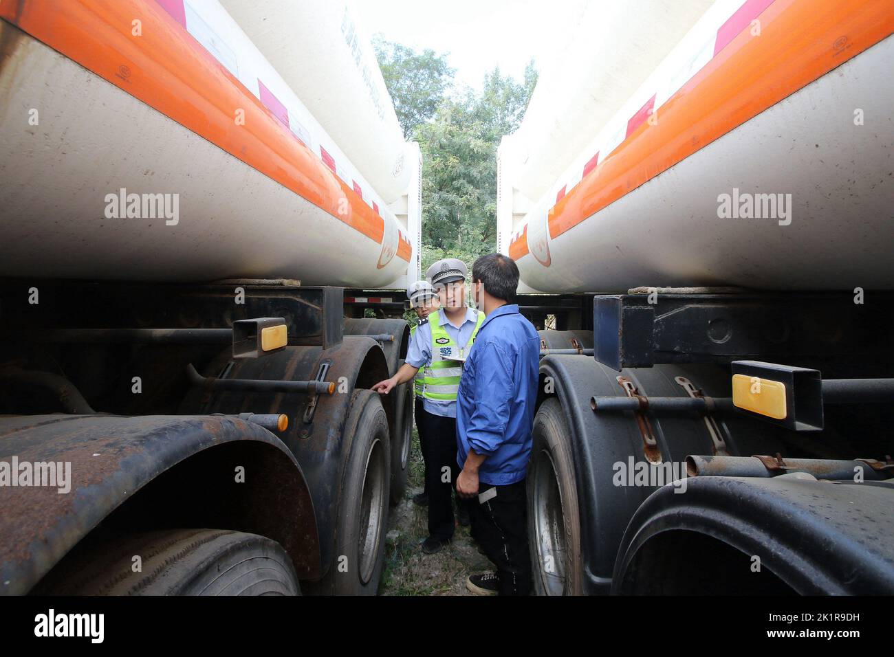 HANDAN, CHINA - 20. SEPTEMBER 2022 - Polizisten inspizieren Fahrzeuge, die gefährliche Chemikalien transportieren, in Handan, der nordchinesischen Provinz Hebei, am 20. September 202 Stockfoto