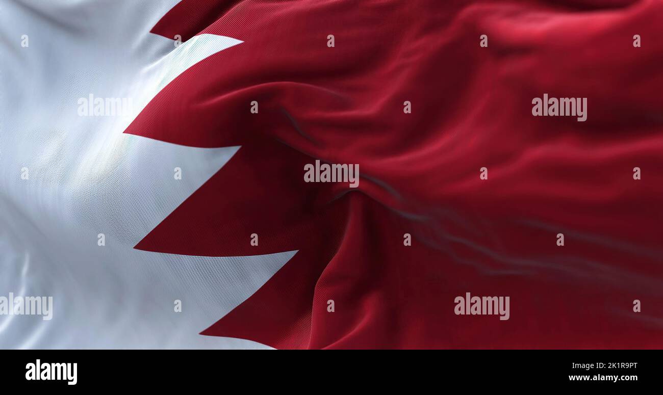 Nahaufnahme der im Wind winkenden Nationalflagge von Bahrain. Das Königreich Bahrain[a] ist ein Inselstaat in Westasien. Texturierter Rückengr Stockfoto