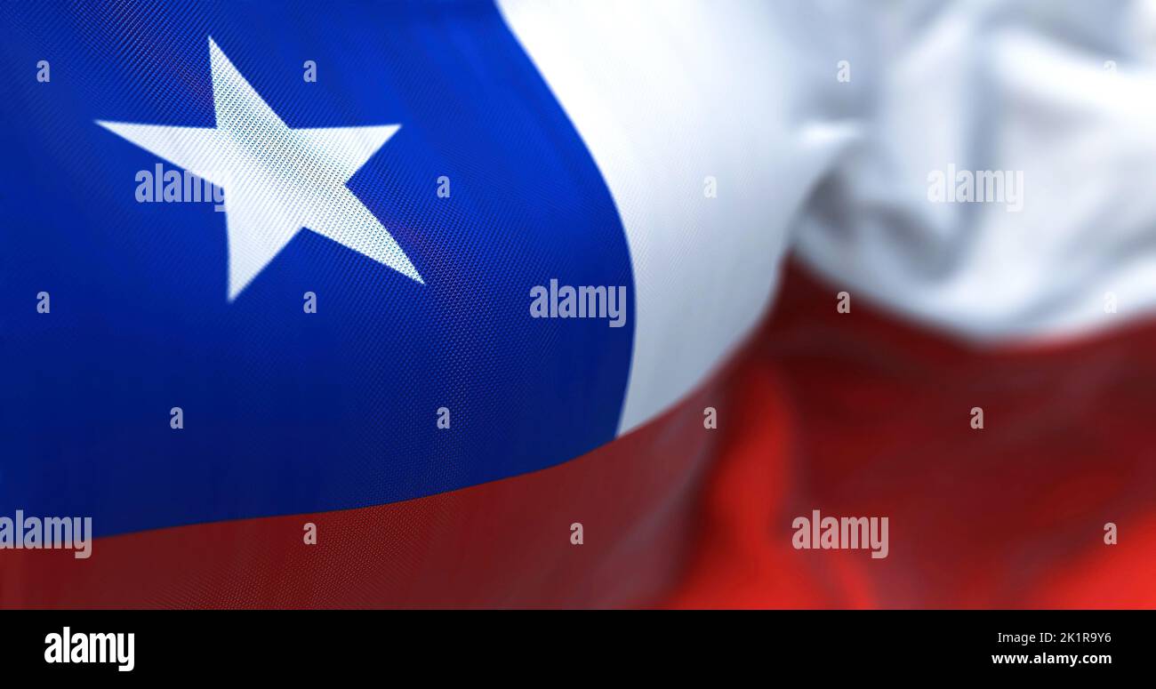 Nahaufnahme der chilenischen Nationalflagge, die im Wind winkt. Die Republik Chile ist ein Land im westlichen Teil Südamerikas. Texturierter Stoff Stockfoto