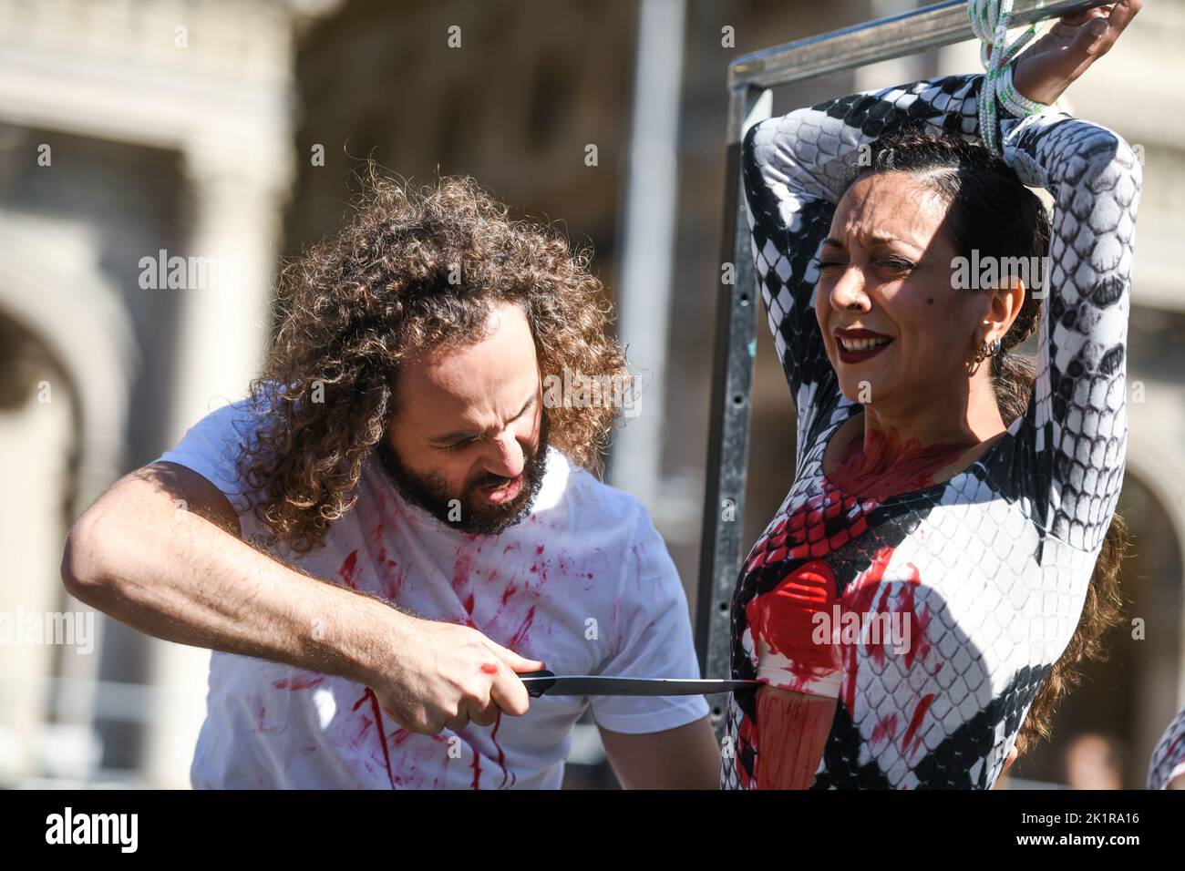 PETA-Aktivisten (People for the Ethical Treatment of Animals) protestieren am 20. September 2022 auf der Piazza Duomo vor der Mailänder Modewoche, um die Exotic-Skin-Industrie in Mailand, Italien, zu zerlegen.Quelle: Piero Cruciatti/Alamy Live News Stockfoto