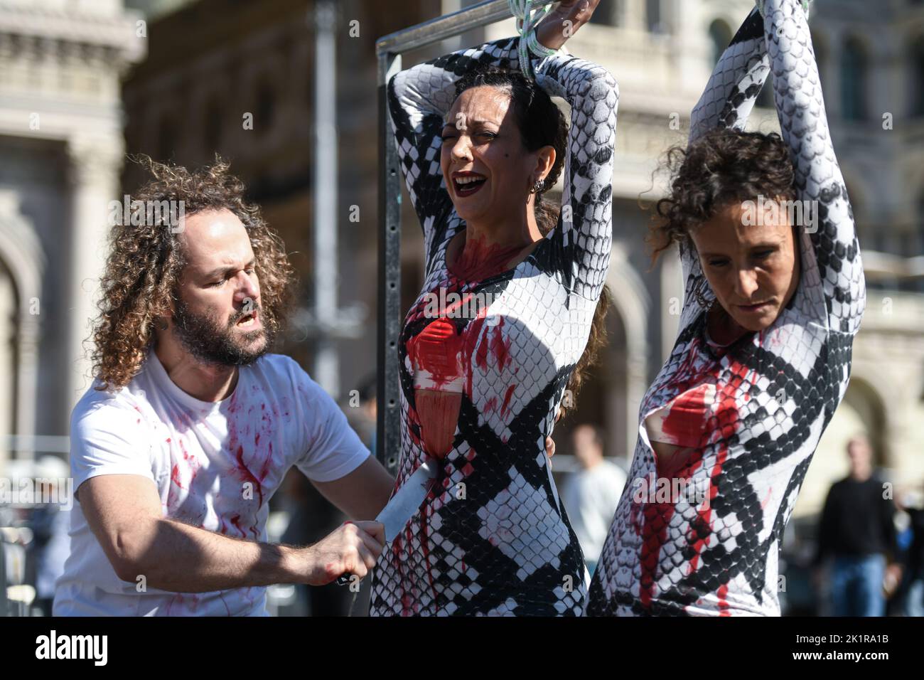 PETA-Aktivisten (People for the Ethical Treatment of Animals) protestieren am 20. September 2022 auf der Piazza Duomo vor der Mailänder Modewoche, um die Exotic-Skin-Industrie in Mailand, Italien, zu zerlegen.Quelle: Piero Cruciatti/Alamy Live News Stockfoto