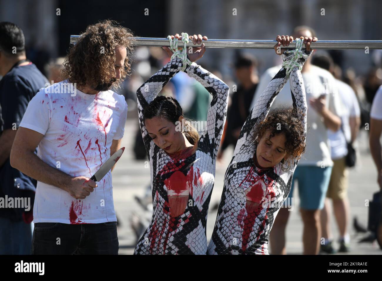 PETA-Aktivisten (People for the Ethical Treatment of Animals) protestieren am 20. September 2022 auf der Piazza Duomo vor der Mailänder Modewoche, um die Exotic-Skin-Industrie in Mailand, Italien, zu zerlegen.Quelle: Piero Cruciatti/Alamy Live News Stockfoto