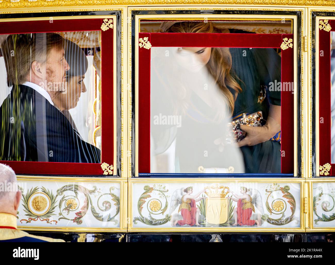 Den Haag, Niederlande. 20. September 2022. 2022-09-20 13:11:20 DEN HAAG - König Willem-Alexander, Prinzessin Amalia und Königin Maxima beim Abflug der königlichen Prozession vom Noordeinde Palast zum Koninklijke Schouwburg. Aufgrund der Renovierung des Binnenhofs steht der Ridderzaal nicht zur Verfügung und die Rede vom Thron wird im Theater vorgelesen. Quelle: ANP/Alamy Live News Stockfoto