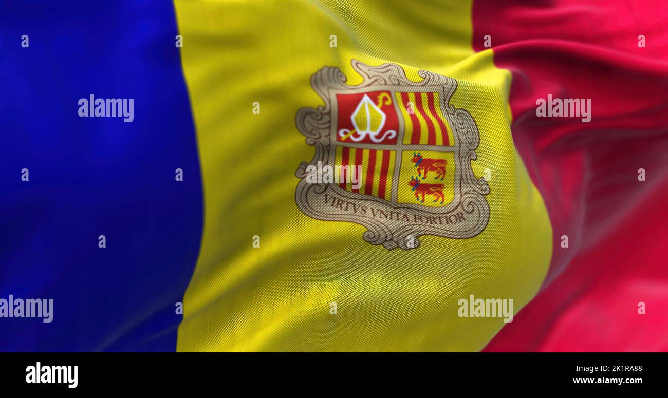 Nahaufnahme der andorranischen Nationalflagge, die im Wind winkt. Andorra ist ein souveräner Binnenstaat auf der iberischen Halbinsel. Texturierter Stoff Stockfoto