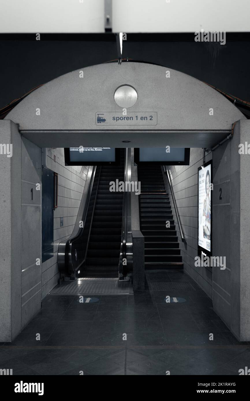 Eine Rolltreppe und eine Treppe des Bahnhofs von Gent-Sint-Pieters Stockfoto
