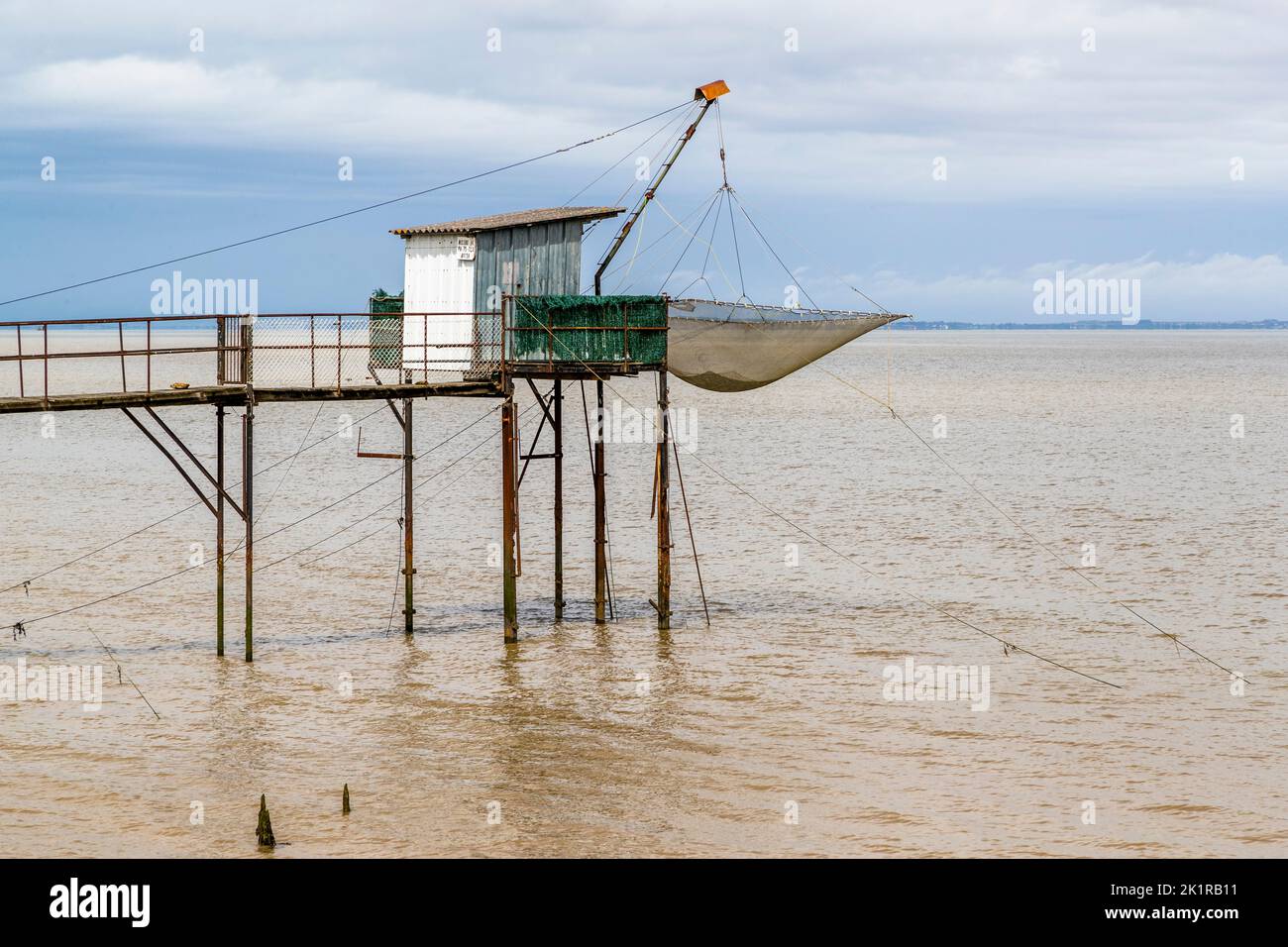 Le Carrelet werden die Fischerhütten auf Stelzen an der Mündung der Gironde genannt. Goulée, Lesparre-Médoc, Frankreich Stockfoto