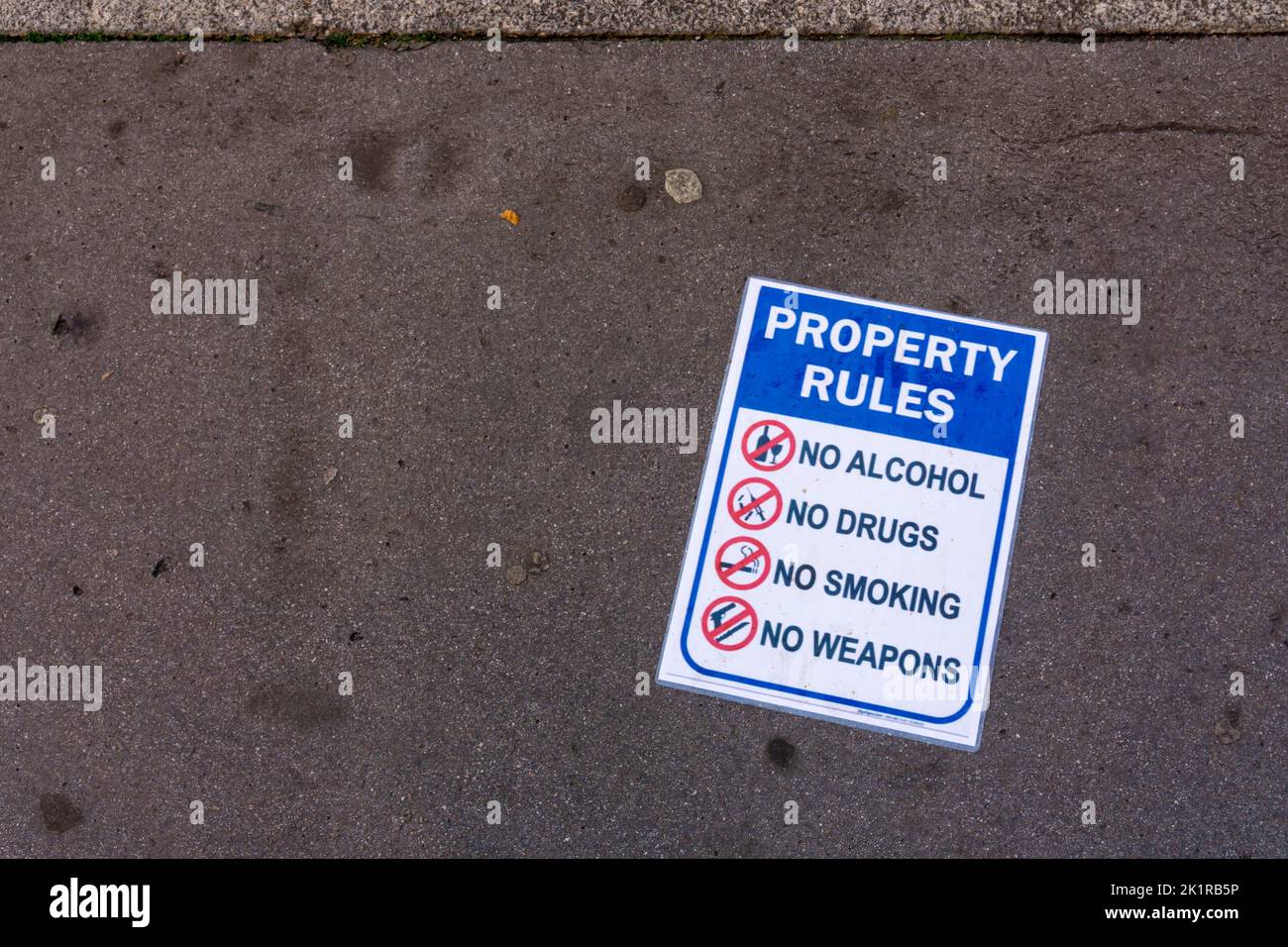 Auf einem Schild in einer Londoner Straße werden die Eigenbestimmungen als „No Alcohol“, „No Drugs“, „No Smoking“ und „No Weapons“ aufgeführt. Stockfoto
