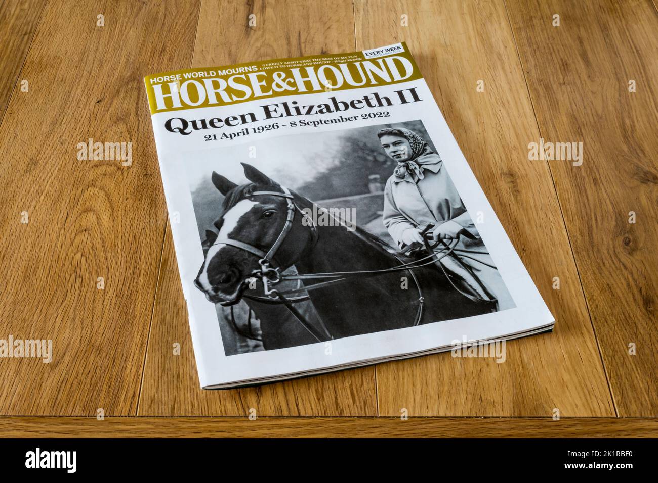 Eine Kopie von Horse & Hound, die das Leben von Königin Elizabeth nach ihrem Tod am 8. September 2022 feiert. Stockfoto