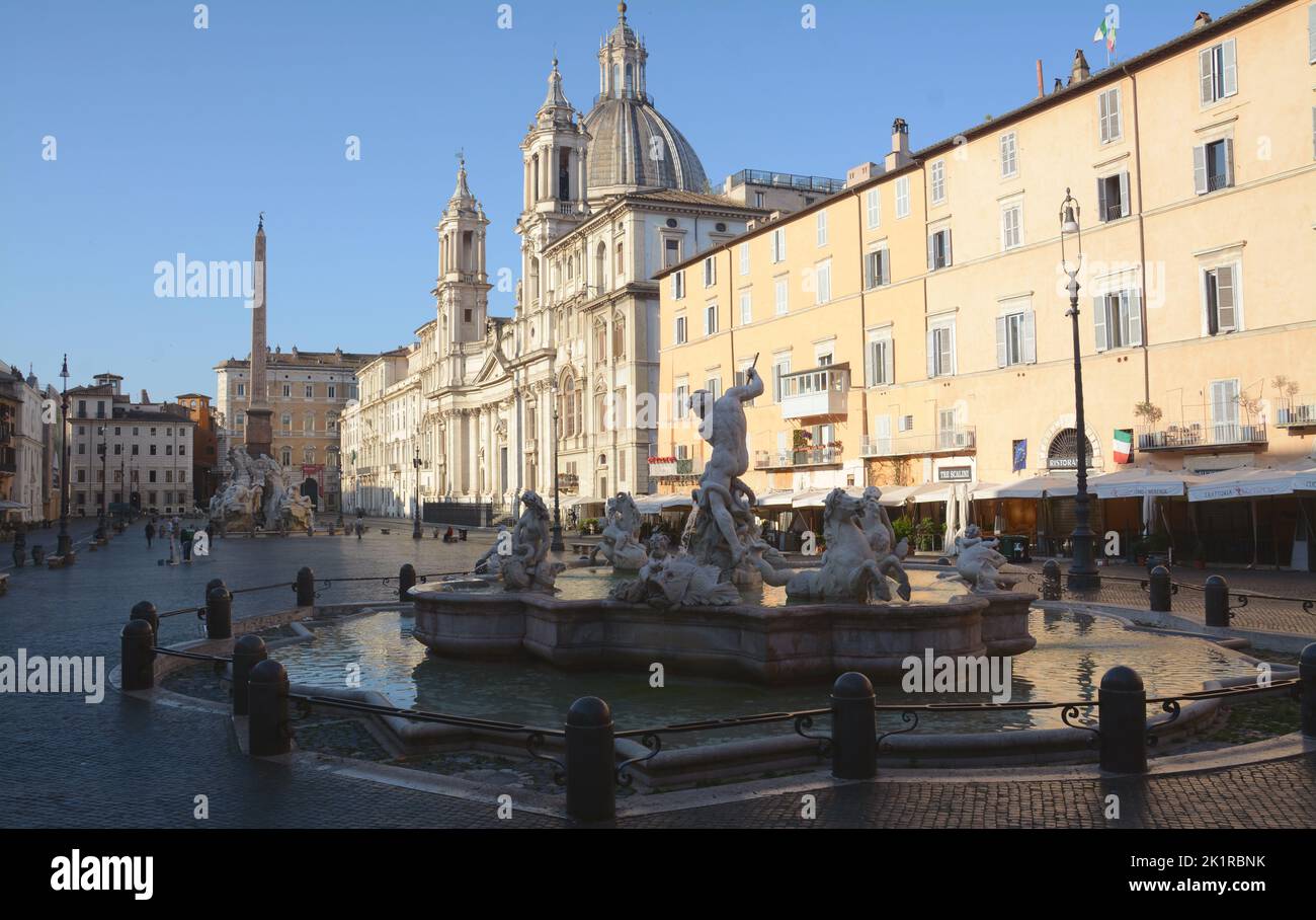 Die Piazza Navona ist ein Symbol des barocken Roms mit Berninis Fontana dei Quattro Fiumi und der Borromini-Kirche Sant'Agnese in Agone. Stockfoto