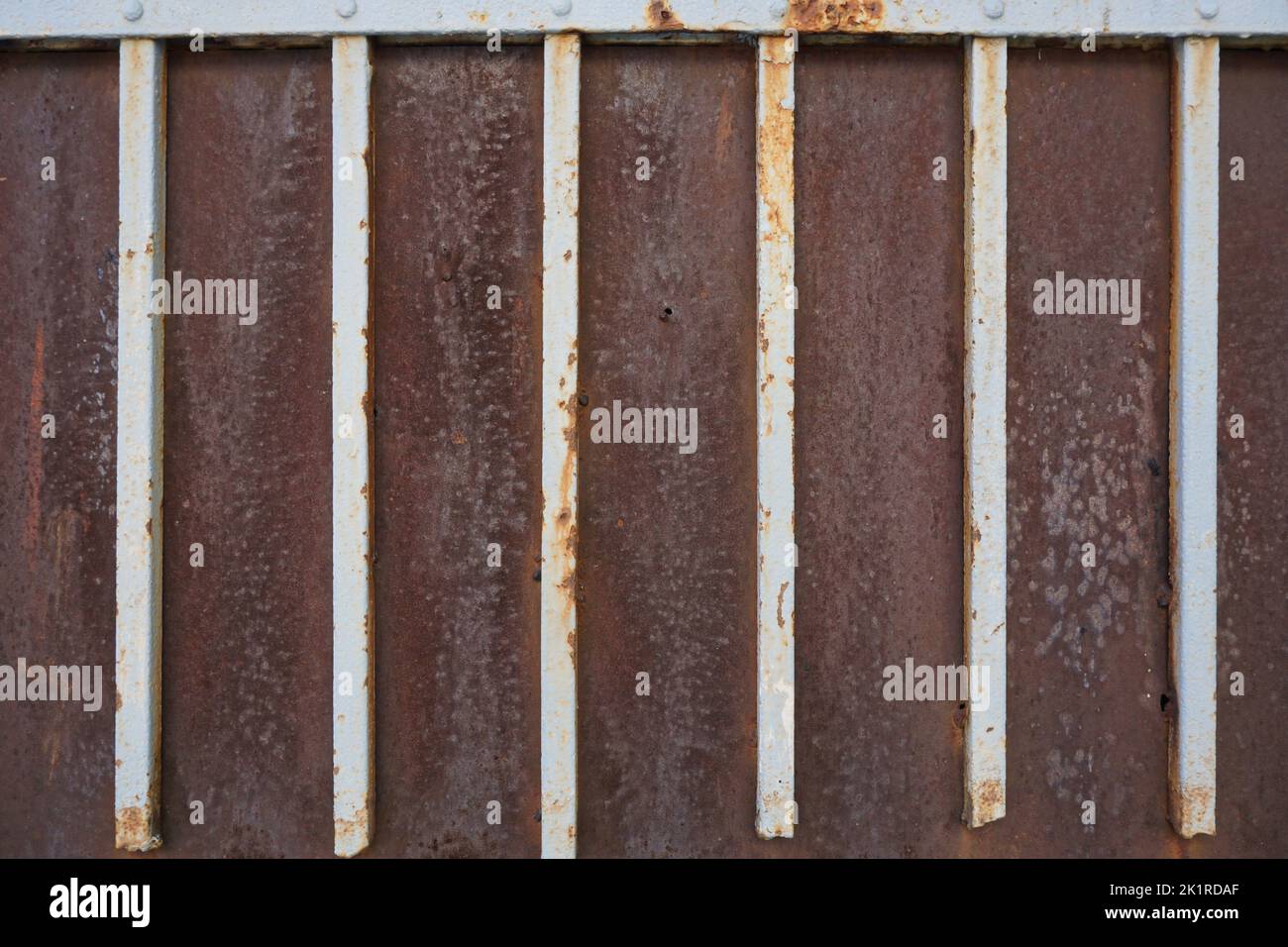 Rostiger Eisenboden und weiße rostige Balken Stockfoto