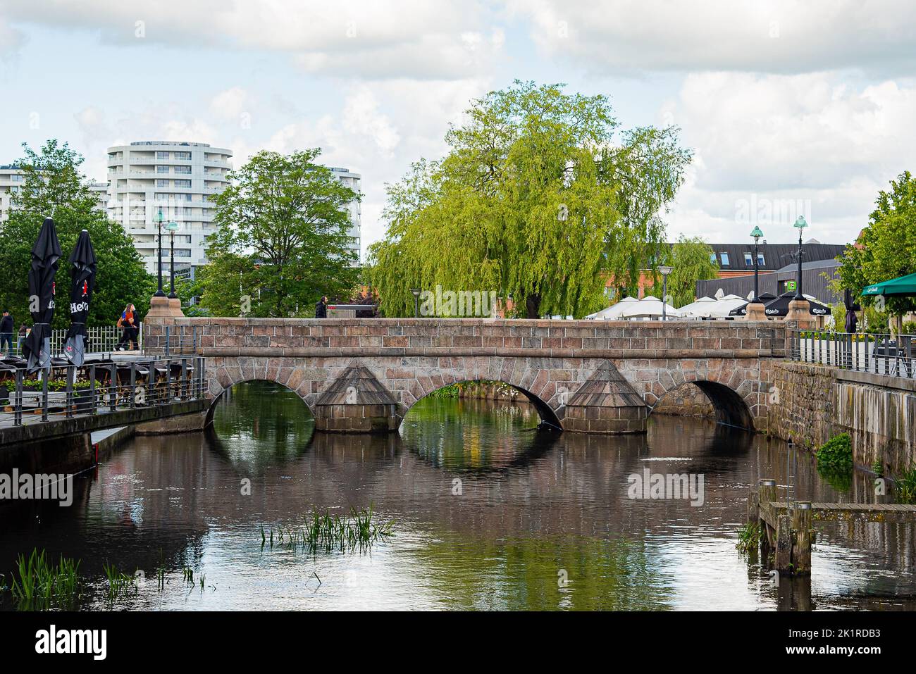 Peolple beim Spaziergang über die alte Steinbrücke im Zentrum von Vejle, Dänemark, 13. Juni 2022 Stockfoto