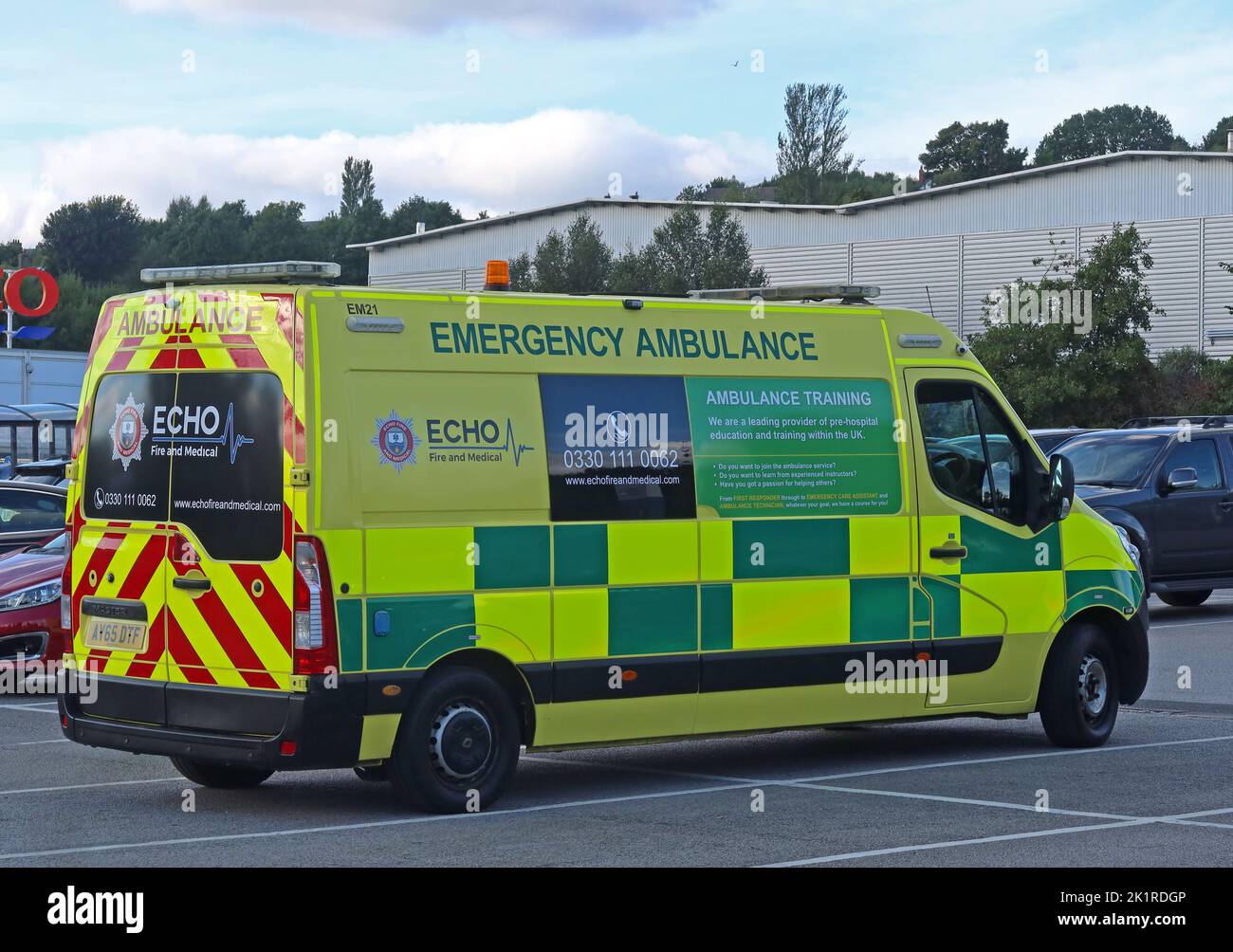 Echo, Feuer und Medizin, Rettungswagen, geparkt in Glossop, High Peak, Derbyshire, England, Großbritannien, SK13 Stockfoto