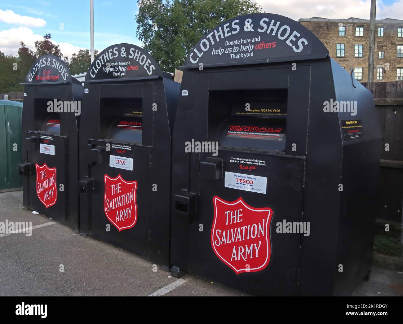 Black Salvation Army, Kleidung und Schuhe, Recycling bei Tesco Glossop - Spenden Sie hier und helfen Sie uns, anderen zu helfen Stockfoto